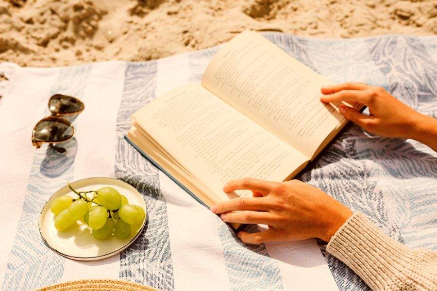 18 βιβλία για το καλοκαίρι και την παραλία 2024