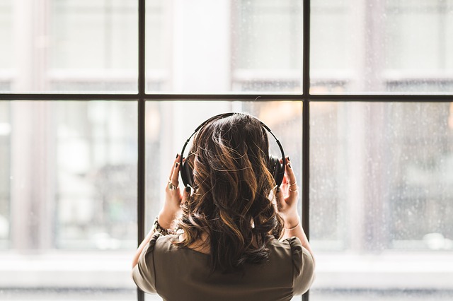 Ακουστικά βιβλία: 5 + 1 λόγοι για να προτιμήσεις τα audiobook
