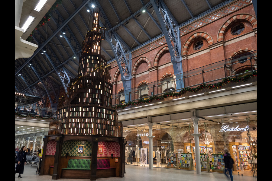 Στολισμός στο Λονδίνο 2023: ένα χριστουγεννιάτικο δέντρο από βιβλία